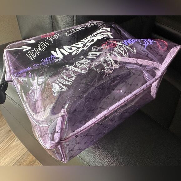 Victoria's Secret Medium Makeup
Bag - Stylish & Practical - Picture 10 of 15